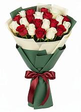 Букет Микс из красных и белых роз в Инзе
