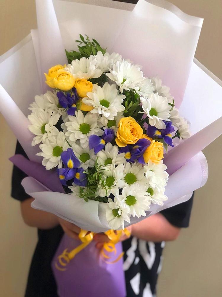 Букет цветов из: Ирисы, Хризантемы и Розы в Инзе