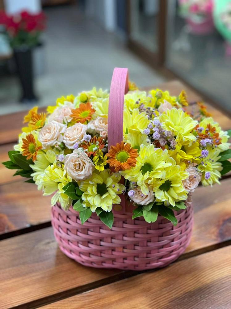 Цветочная композиция из Хризантемы и Розы в корзине в Инзе