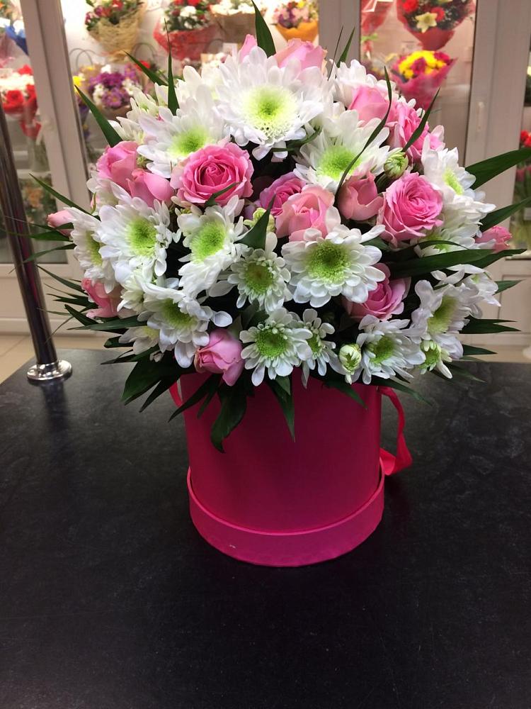 Цветочная композиция из Розы и Хризантемы в шляпной коробке в Инзе